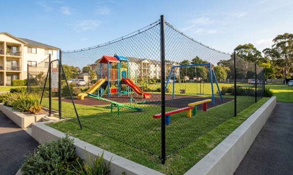 Rede de proteção instalada ao redor de playground infantil em condomínio de Curitiba